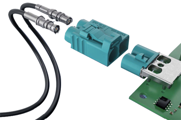 汽車(chē)射頻線(xiàn)束是指用于傳輸無(wú)線(xiàn)電信號(hào)的電線(xiàn)束，通常位于汽車(chē)內(nèi)部。它通常由多根電線(xiàn)組成，包括信號(hào)線(xiàn)、電源線(xiàn)和地線(xiàn)等。這些電線(xiàn)通過(guò)一定的結(jié)構(gòu)形式將它們組織在一起，以便更好地傳輸信號(hào)和減少干擾。