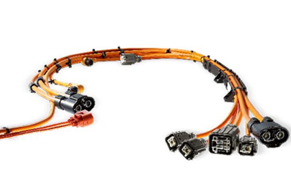 新能源高壓線(xiàn)束是指用于傳輸高壓電力和信號(hào)的電線(xiàn)束，通常用于電動(dòng)汽車(chē)、混合動(dòng)力汽車(chē)和其他新能源設(shè)備中。與傳統(tǒng)汽車(chē)相比，新能源車(chē)輛使用更高電壓的電力系統(tǒng)，因此需要使用高壓線(xiàn)束來(lái)傳輸電能。